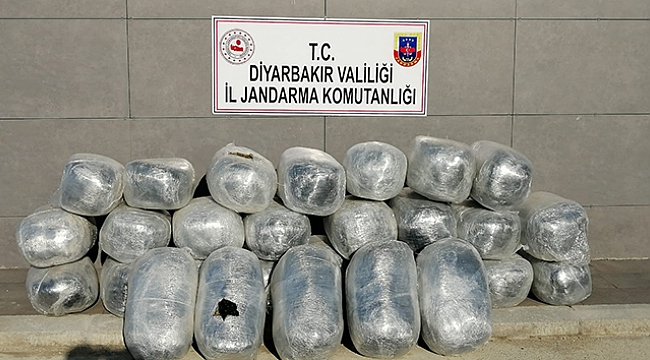 Diyarbakır'da dur ihtarına uymayan araçtan 305 kilogram esrar çıktı.