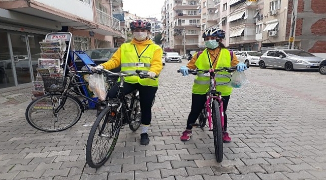 İzmir'de gönüllü ekip, yaşlılara yardım için pedal basıyor.