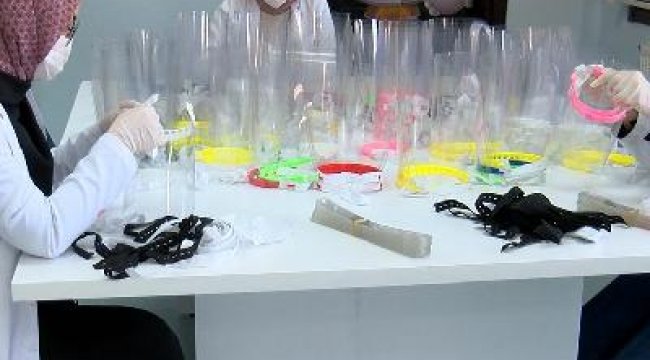 Öğretmenler, sağlık çalışanları için siperli maske üretiyor