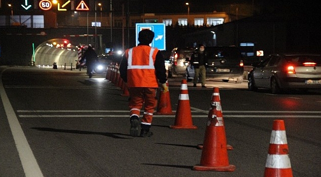 Polis ekipleri uygulama noktaları kurdu; İzmir'e giriş çıkışlar yasaklandı.
