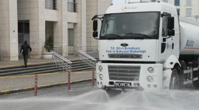 Silivri’de tüm cadde ve meydanlar dezenfektanlı su ile yıkanıyor
