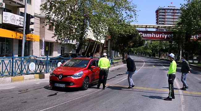Son Dakika: İçişleri Bakanlığı: Sokağa çıkma yasağını ihlal eden 24 bin 88 kişiye ceza kesildi.