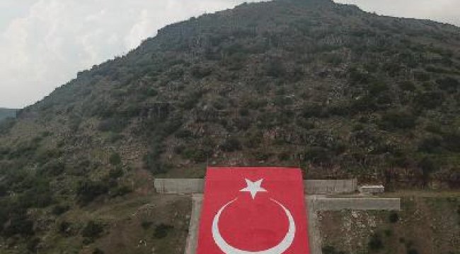 Terörist başının resmi yerine Türk bayrağı yapıldı