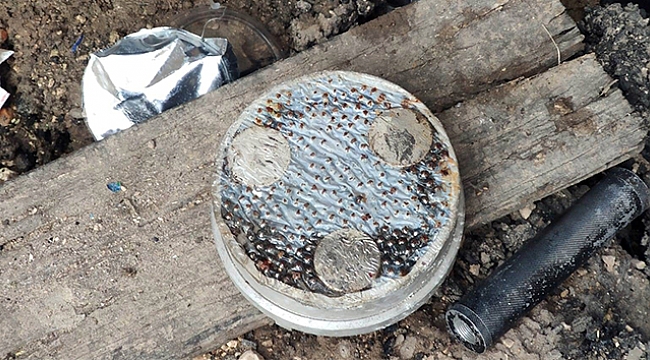 Teröristler bisküvi kutusuna bomba yerleştirmiş.