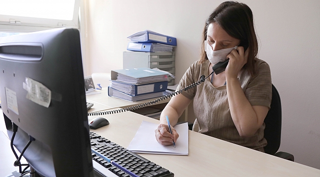 Bayraklı Belediyesi, bir “telefonla” vatandaşın yanında   Bayraklı’da vatandaşa telefonla psikolojik destek.