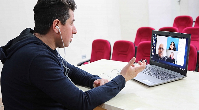 Bayraklı Belediyesinde kurslar hız kesmedi Kursiyerler eğitmenleriyle internet ortamında buluşuyor.