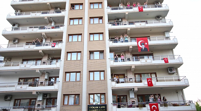 Bayraklı’da 19 Mayıs coşkusu evlere sığmadı.