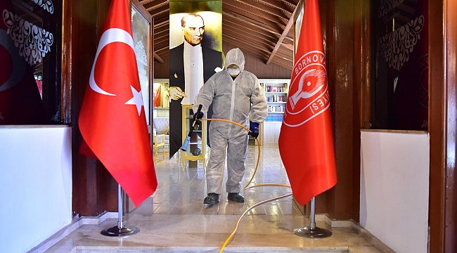 Bornova normalleşme sürecine hazır  İlçedeki tüm toplu kullanım alanları   özel ekiplerce dezenfekte ediliyor.