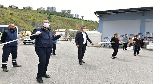 Fırça saplarıyla sosyal mesafeli 1 Mayıs halayı.