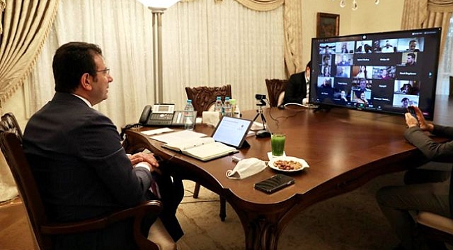 İBB Başkanı Ekrem İmamoğlu'nun fotoğrafında dikkat çeken yeşil içecek dolu bardak detayı.