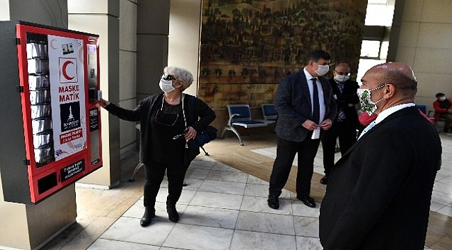 İzmir Büyükşehir bir günde 117 bin maske dağıttı.
