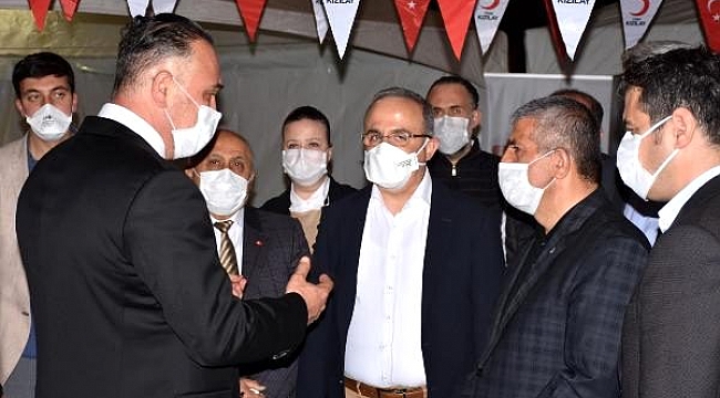 İzmir'de, AK Parti ve MHP'den Kızılay'a kan stoku için kampanya başlattı.