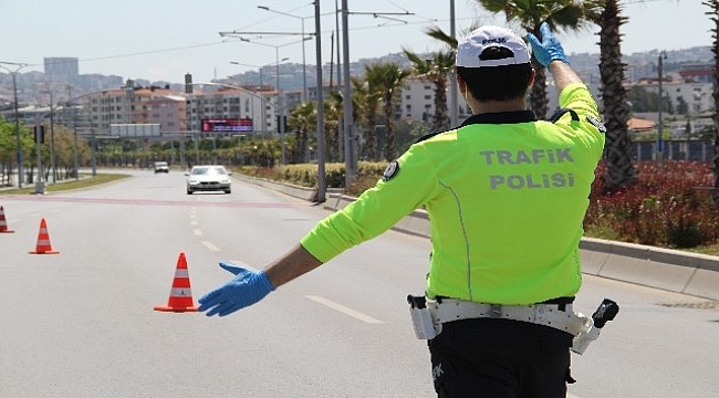 Kısıtlamanın ilk gününde İzmir polisi göz açtırmadı.