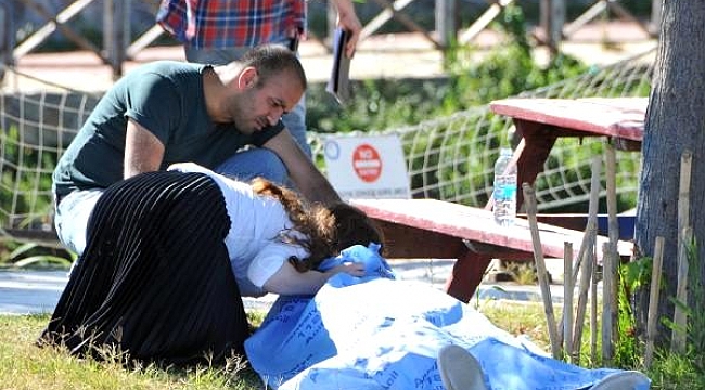 Kızı, sokağa çıkma izninde hayatını kaybeden babasının başında feryat etti.
