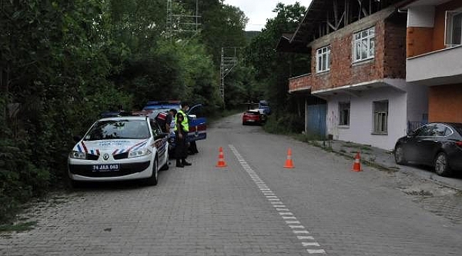 Komşularının yaktığı lambadan rahatsız olan adam, 2 kişiyi öldürüp 2 kişiyi yaraladı.