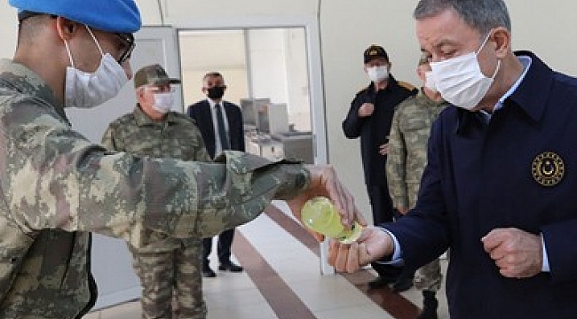 Milli Savunma Bakanı Akar ve TSK'nin komuta kademesinden sınır hattında bayram.
