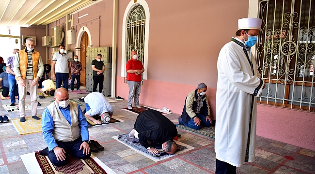 Normalleşme sürecinde ilk Cuma Namazı    İlk Cuma’da maske ve seccadeler   Bornova Belediyesi’nden.