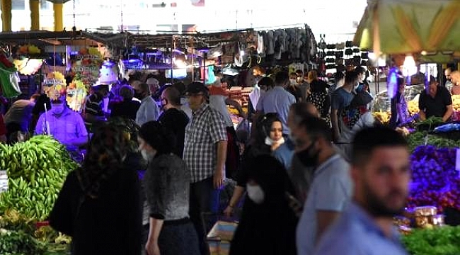 Sokağa çıkma yasağı sonrası Bursa pazarlarında adım atacak yer kalmadı.