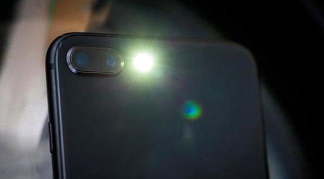 Telefonunuzun flaş ışığına dikkat! Gizli kalan özelliğini öğrendiğinizde çok şaşıracaksınız.