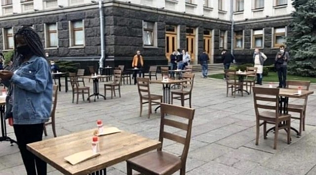 Ukrayna'da ilginç protesto: Devlet Başkanlığı binası önüne masa kurdular.