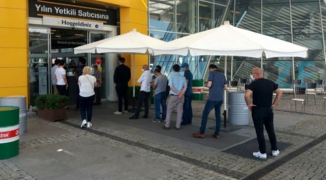 2. el araçların fiyatları yükselince sıfır araçlar için bayiler önünde kuyruk oluştu.