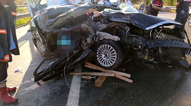 3 kişinin hayatını kaybettiği feci kazada cansız bedenler araca sıkıştı,