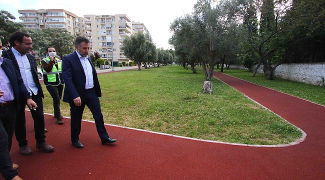 Bayraklı’nın parkları çiçek gibi.