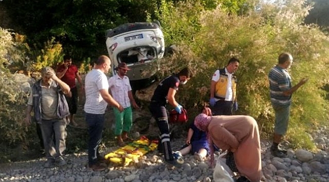 Kamyonet ve cip kafa kafaya çarpıştı! Araçlardan fırlayan yolcular çaya uçtu.