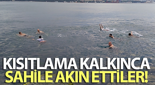 Kısıtlama kalkınca sahile akın edip denize girdiler.