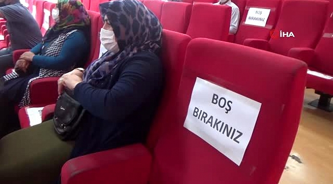 Nikah salonları çiftlerin mutlu günlerine tanıklık etmeye başladı.