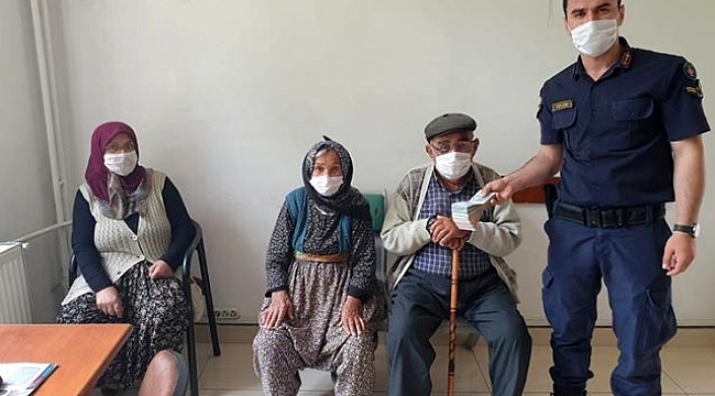 Para ve kömür yardımı bahanesiyle yaşlı çiftin 29 bin lirasını çalan hırsızlar yakalandı.