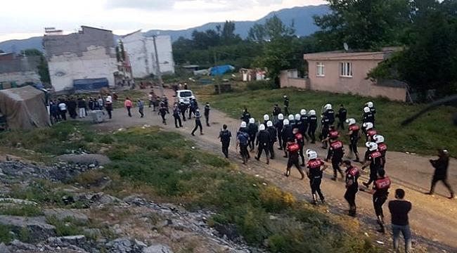 Polisi şehit edip 2 kardeşi öldüren zanlının evini böyle taşladılar.