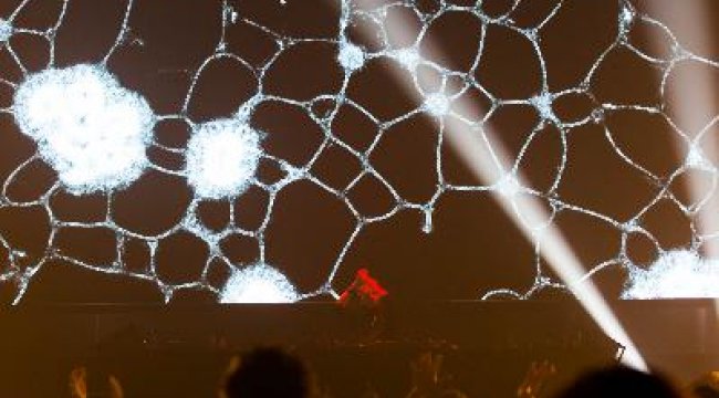 Rave müziğin doğuş öyküsü izleyiciyi zaman yolculuğuna çıkaracak