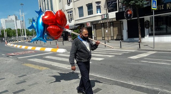 Sokağa çıkma izninde balon satmak için dışarı çıkan seyyar satıcı, siftah yapamadan döndü.
