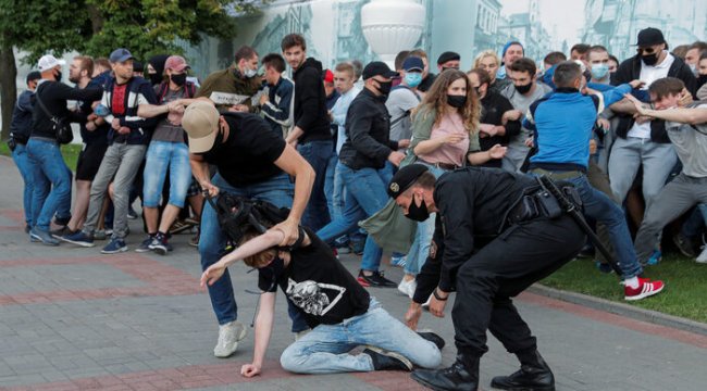 Belarus karıştı: 220 gözaltı