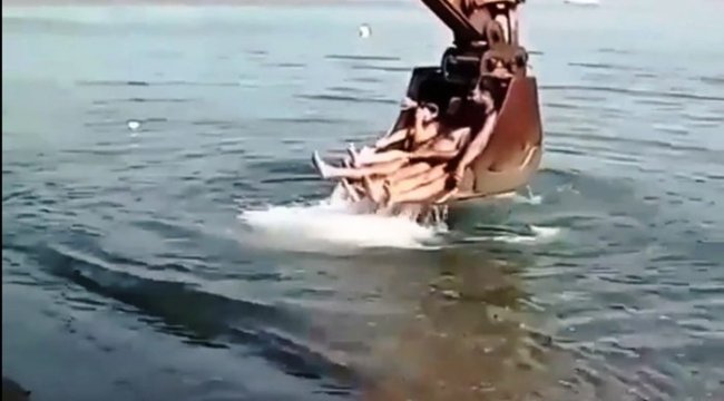 Bodrum'da kepçeli deniz keyfi! Sosyal medyada olay oldu