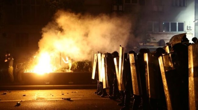 Sırbistan&#039;da Corona Virüsü Salgını Karantinası Protestoları Sürüyor
