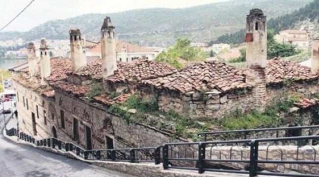 Yunanistan'da tarihi camiye taşlı saldırı