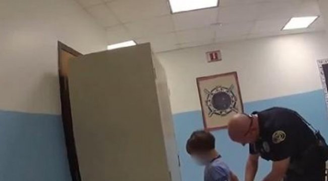 ABD&#039;de skandal görüntü!  8 yaşındaki engelli çocuğa ters kelepçe