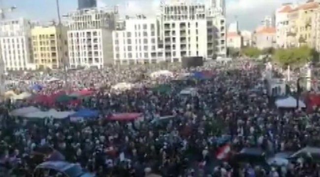 Beyrut&#039;ta binlerce insan sokağa döküldü! Polisten sert müdahale