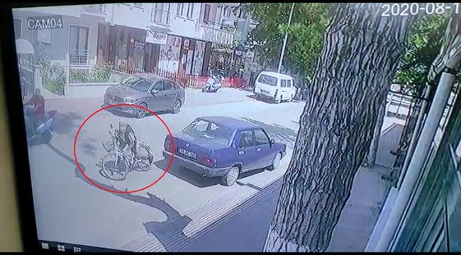 Bisiklet sürücüsünün yaralandığı kaza kamerada
