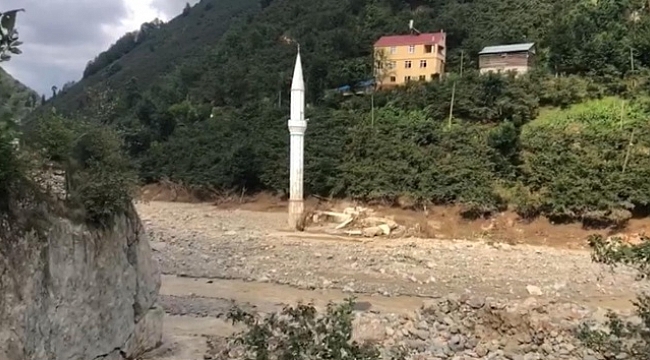 Cami selden yıkıldı geriye sadece minaresi kaldı.