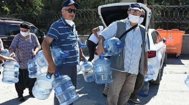 CHP'nin çağdaş belediyecilik anlayışında bugün! Damacanasını kapan su kuyruğuna girdi.