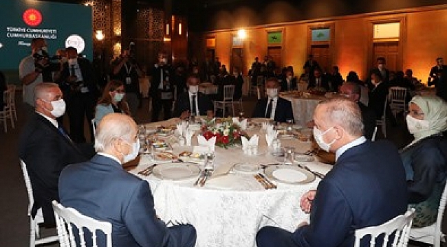 Cumhurbaşkanı Erdoğan, Ahlat'taki etkinliklere katılan sanatçı ve gençlerle yemekte bir araya geldi.