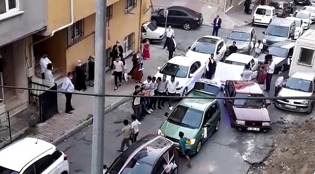 Düğün konvoyu için yolu kapattılar, halay çektiler.
