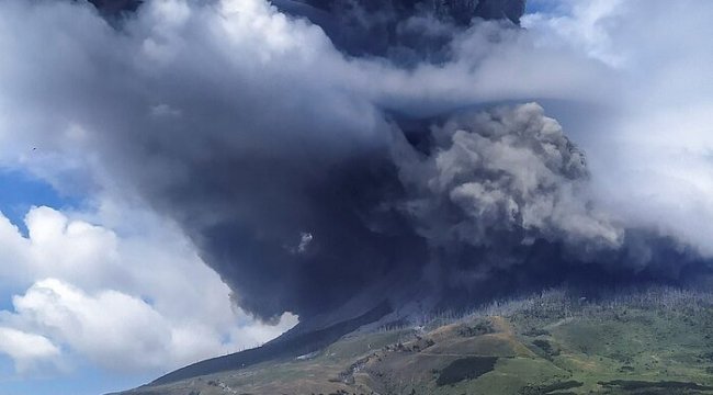 Endonezya’da patlayan Sinabung Yanardağı küllerini 5 km yükseğe püskürtüyor