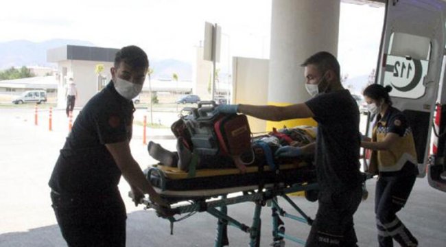 Erzincan&#039;da yük treni, otomobile çarptı; muhtar ile 1 kişi öldü