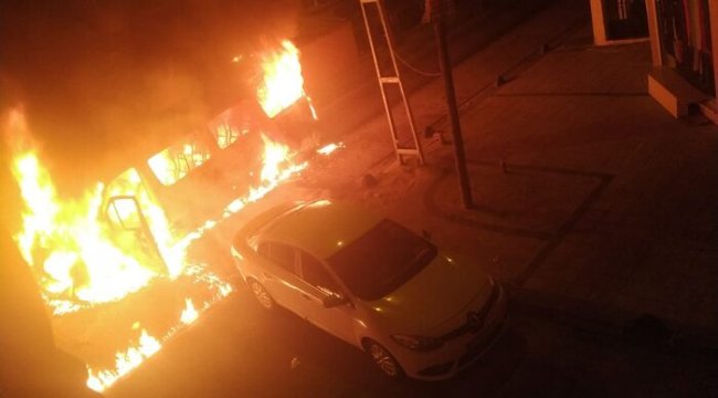 Faciadan dönüldü! Servis minibüsü alev alev yandı: 3 kişi son anda kurtuldu