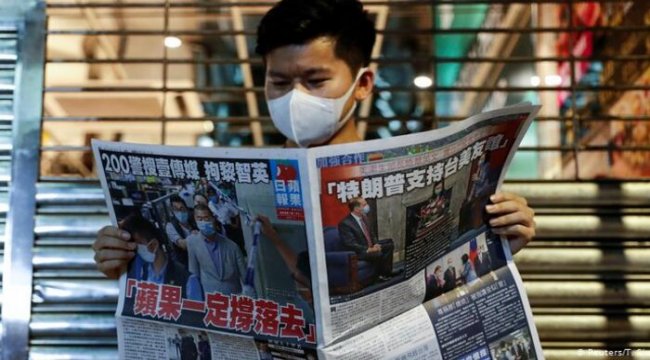 Hong Kong&#039;da polis baskınına uğrayan gazeteye okur desteği