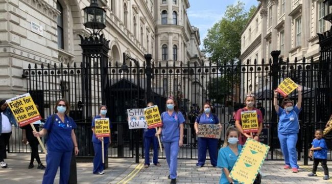 İngiltere’de Sağlık Çalışanları Meydanlarda